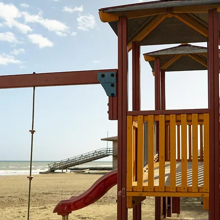 Beachfront Makenzy Apartament *
