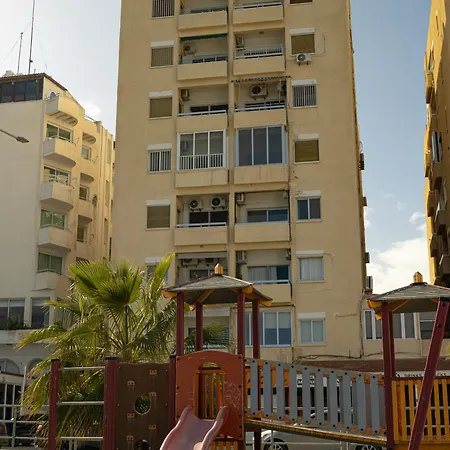 Beachfront Makenzy Apartament *