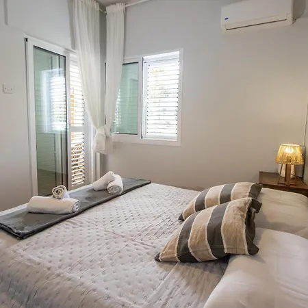Beachfront Makenzy Apartament *