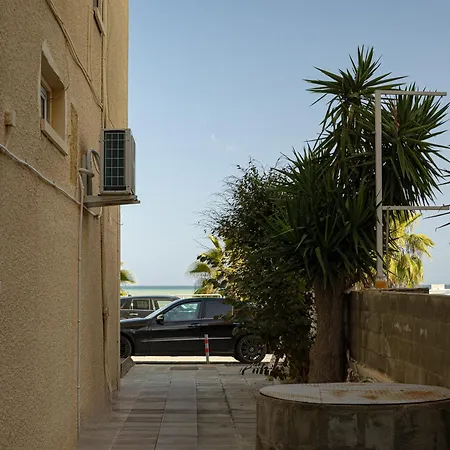 Beachfront Makenzy Apartament Larnaca