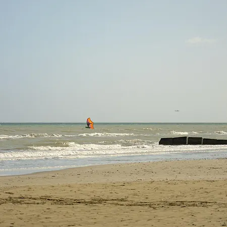 Beachfront Makenzy Apartament Larnaca