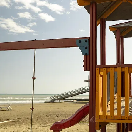 Beachfront Makenzy Apartament *
